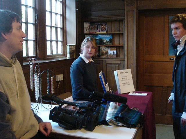 05discussgiftshop