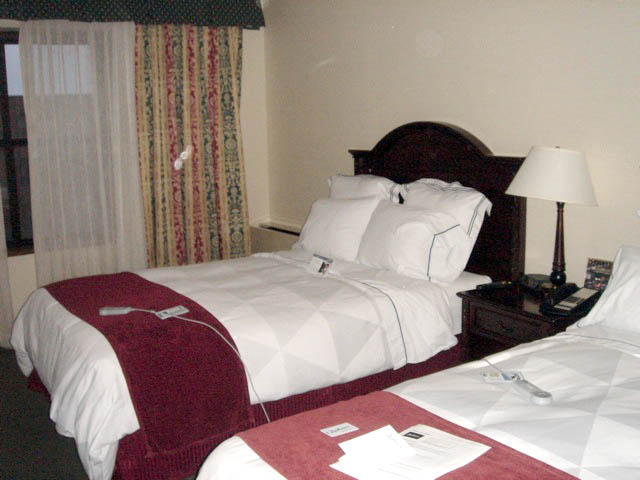 06hotelroom